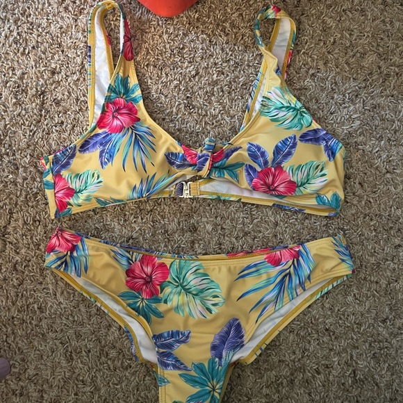 Only wore 1 or 2 times! The yellow & leopard fit like medium! - Picture 3 of 3